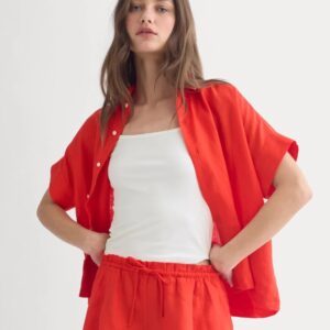 Boxy-Leinenhemd mit lockerer Passform und klassischem Button-Down-Design