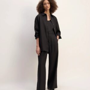 Dieses Boyfriend-Leinenhemd ist ein langärmliges Oberteil mit lockerer, oversized Passform. Es verfügt über einen Hemdsaum mit Schlitz, Ärmelmanschetten mit Knopfverschluss und eine Rückenpasse, die Struktur und Form verleiht. Das Hemd besteht aus leichtem Leinen, einem atmungsaktiven Material, das sich angenehm auf der Haut trägt und für Komfort bei wärmeren Temperaturen sorgt. Die Verarbeitung ermöglicht Bewegungsfreiheit und eine entspannte Silhouette. Das Hemd eignet sich für den Alltag, Freizeitaktivitäten oder als Teil eines lässigen Outfits. Es kann allein getragen oder mit weiteren Kleidungsstücken kombiniert werden. Die lockere Passform und das leichte Material machen es vielseitig und praktisch für unterschiedliche Trageoptionen.