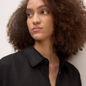 Dieses Boyfriend-Leinenhemd ist ein langärmliges Oberteil mit lockerer, oversized Passform. Es verfügt über einen Hemdsaum mit Schlitz, Ärmelmanschetten mit Knopfverschluss und eine Rückenpasse, die Struktur und Form verleiht. Das Hemd besteht aus leichtem Leinen, einem atmungsaktiven Material, das sich angenehm auf der Haut trägt und für Komfort bei wärmeren Temperaturen sorgt. Die Verarbeitung ermöglicht Bewegungsfreiheit und eine entspannte Silhouette. Das Hemd eignet sich für den Alltag, Freizeitaktivitäten oder als Teil eines lässigen Outfits. Es kann allein getragen oder mit weiteren Kleidungsstücken kombiniert werden. Die lockere Passform und das leichte Material machen es vielseitig und praktisch für unterschiedliche Trageoptionen.