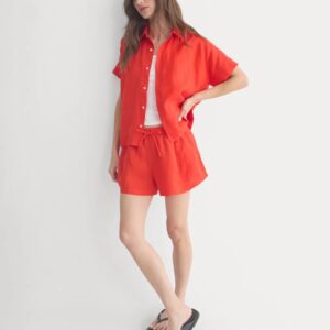 Boxy-Leinenhemd mit lockerer Passform und klassischem Button-Down-Design