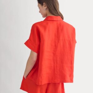 Boxy-Leinenhemd mit lockerer Passform und klassischem Button-Down-Design