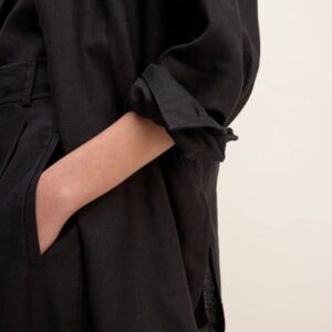 Dieses Boyfriend-Leinenhemd ist ein langärmliges Oberteil mit lockerer, oversized Passform. Es verfügt über einen Hemdsaum mit Schlitz, Ärmelmanschetten mit Knopfverschluss und eine Rückenpasse, die Struktur und Form verleiht. Das Hemd besteht aus leichtem Leinen, einem atmungsaktiven Material, das sich angenehm auf der Haut trägt und für Komfort bei wärmeren Temperaturen sorgt. Die Verarbeitung ermöglicht Bewegungsfreiheit und eine entspannte Silhouette. Das Hemd eignet sich für den Alltag, Freizeitaktivitäten oder als Teil eines lässigen Outfits. Es kann allein getragen oder mit weiteren Kleidungsstücken kombiniert werden. Die lockere Passform und das leichte Material machen es vielseitig und praktisch für unterschiedliche Trageoptionen.