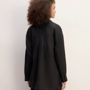 Dieses Boyfriend-Leinenhemd ist ein langärmliges Oberteil mit lockerer, oversized Passform. Es verfügt über einen Hemdsaum mit Schlitz, Ärmelmanschetten mit Knopfverschluss und eine Rückenpasse, die Struktur und Form verleiht. Das Hemd besteht aus leichtem Leinen, einem atmungsaktiven Material, das sich angenehm auf der Haut trägt und für Komfort bei wärmeren Temperaturen sorgt. Die Verarbeitung ermöglicht Bewegungsfreiheit und eine entspannte Silhouette. Das Hemd eignet sich für den Alltag, Freizeitaktivitäten oder als Teil eines lässigen Outfits. Es kann allein getragen oder mit weiteren Kleidungsstücken kombiniert werden. Die lockere Passform und das leichte Material machen es vielseitig und praktisch für unterschiedliche Trageoptionen.