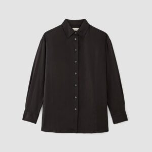 Dieses Boyfriend-Leinenhemd ist ein langärmliges Oberteil mit lockerer, oversized Passform. Es verfügt über einen Hemdsaum mit Schlitz, Ärmelmanschetten mit Knopfverschluss und eine Rückenpasse, die Struktur und Form verleiht. Das Hemd besteht aus leichtem Leinen, einem atmungsaktiven Material, das sich angenehm auf der Haut trägt und für Komfort bei wärmeren Temperaturen sorgt. Die Verarbeitung ermöglicht Bewegungsfreiheit und eine entspannte Silhouette. Das Hemd eignet sich für den Alltag, Freizeitaktivitäten oder als Teil eines lässigen Outfits. Es kann allein getragen oder mit weiteren Kleidungsstücken kombiniert werden. Die lockere Passform und das leichte Material machen es vielseitig und praktisch für unterschiedliche Trageoptionen.