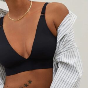 Nahtloser BH aus recyceltem Nylon mit V-Ausschnitt und verstellbaren Trägern